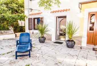 Apartment Studio-25 has rooms with a private hot tub