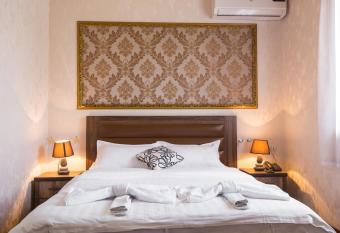 Hotel Garden House allows 18 year olds to book a room