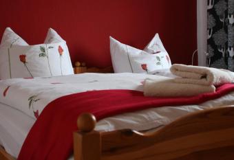 Waldpension Droy  ig allows 18 year olds to book a room