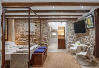 Awesome Stone House has rooms with a private hot tub