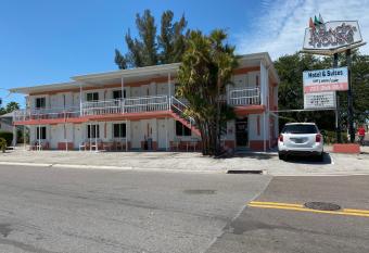 The Beach House - Treasure Island has Balcony rooms