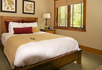 The Esmeralda Inn and Restaurant has rooms with a private hot tub
