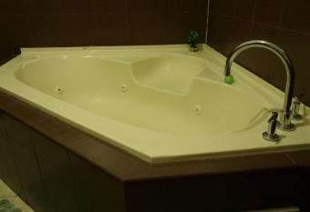 Residencial El Amanecer has rooms with a private hot tub