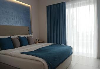 Diolkos Studios allows 18 year olds to book a room