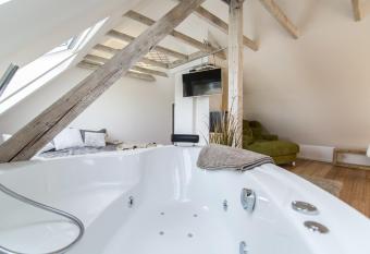 private Wellness Suiten mit Whirlpool allows 18 year olds to book a room