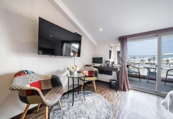 Suwon Dono1796 Hotel has rooms with a private hot tub