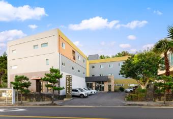 Pinehill Hotel has Balcony rooms