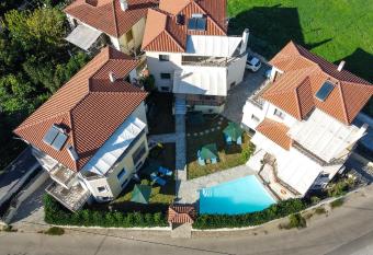 Villa Eridos has Balcony rooms