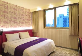 191 Hotel allows 18 year olds to book a room