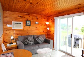 Blue Crest Cottages has rooms with a private hot tub