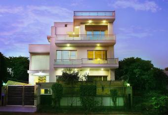 Perch Arbor-Golf Course Road allows 18 year olds to book a room