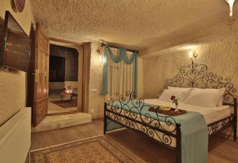 Jacob s Cave Suites - Cappadocia has rooms with a private hot tub