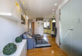 Apartment Angelo has Smoking/Balcony rooms