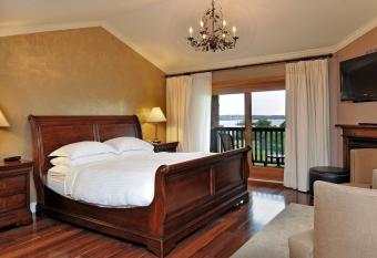 Eganridge Resort, Golf Club & Spa has rooms with a private hot tub