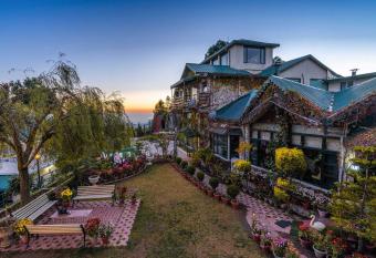 Villa Mountain Crest Kasauli with Treehouse & Sundeck has Balcony rooms