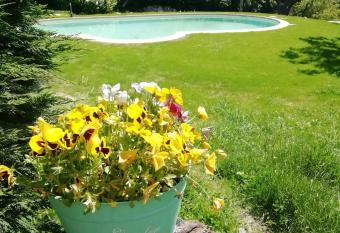 Monpoupon has Balcony rooms