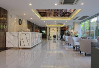 Three Seasons Place has Smoking/Balcony rooms