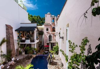 Garlands Del Rio has Balcony rooms