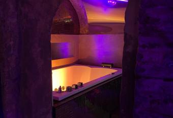Private Room & Spa avec jacuzzi privatif allows 18 year olds to book a room