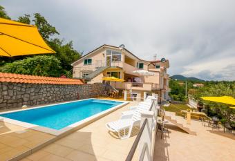 Apartment Eden has Balcony rooms