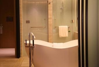 Renaissance Suzhou Wujiang Hotel has rooms with a private hot tub