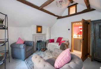 Milliners Cottage allows 18 year olds to book a room