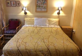 La Casa Cuencana allows 18 year olds to book a room