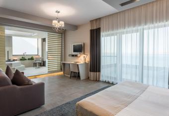 New Splendid Hotel & Spa - Adults Only (+16) allows 18 year olds to book a room