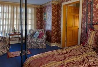 Stroudsmoor Country Inn has rooms with a private hot tub