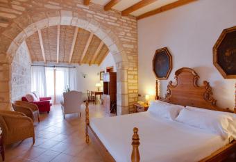 Casal Santa Eulalia has rooms with a private hot tub