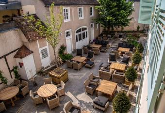 H  tel Particulier de Champrond allows 18 year olds to book a room