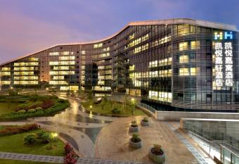 Hyatt House Shenzhen Airport allows 18 year olds to book a room