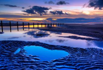 Las Palmas Hotel by the Sea allows 18 year olds to book a room