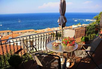 Violetta Rooms has Balcony rooms