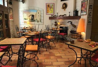 H  tel Le Colbert allows 18 year olds to book a room