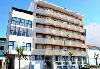 Hostal Comercio has Balcony rooms