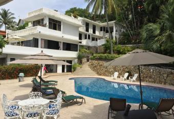 Villa Guitarron gran terraza vista espectacular 6 huespedes piscina gigante allows 18 year olds to book a room