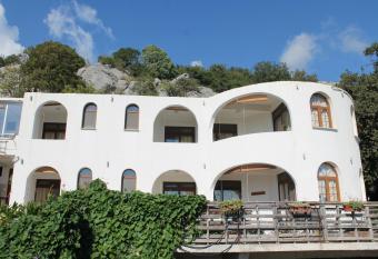 Pataki Guesthouse has Balcony rooms