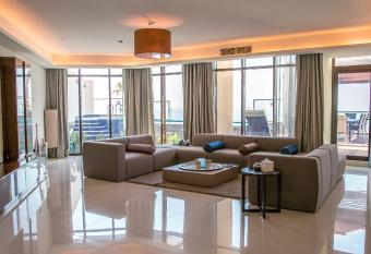 Lagoona Beach Luxury Resort and Spa has rooms with a private hot tub