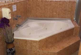 Residencial Alameda allows 18 year olds to book a room