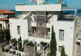 Hotel Madal   allows 18 year olds to book a room