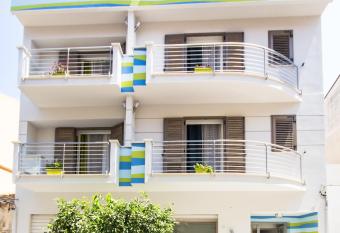 Stanze del Mare has Balcony rooms