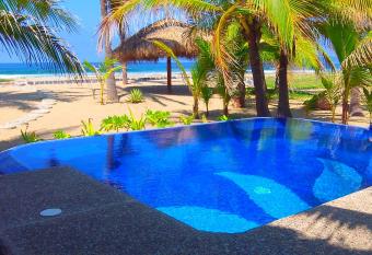 Bungalows Tree Tops - Adults Only allows 18 year olds to book a room