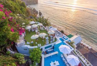 Morabito Art Cliff has rooms with a private hot tub