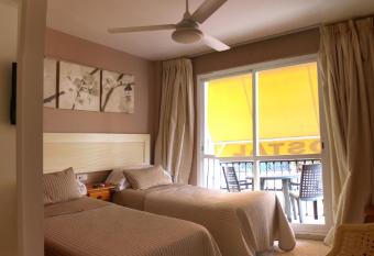 Hostal Gonzalez has Balcony rooms