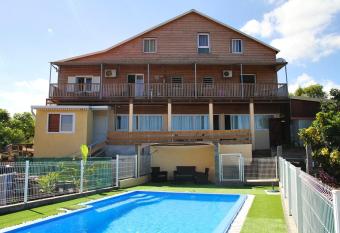 L auberge du Pav   allows 18 year olds to book a room