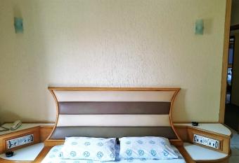 North Palace Hotel allows 18 year olds to book a room