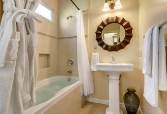 Hillcrest House Bed & Breakfast has rooms with a private hot tub