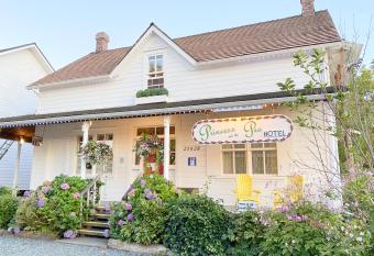 Princess and the Pea Hotel allows 18 year olds to book a room