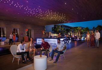 Breathless Riviera Cancun Resort & Spa - Adults Only - All inclusive has rooms with a private hot tub